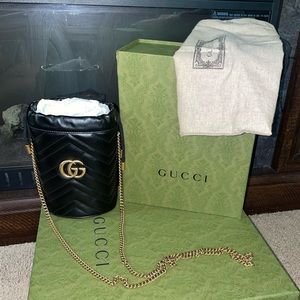 GG Marmont 2.0 black w/ gold chain